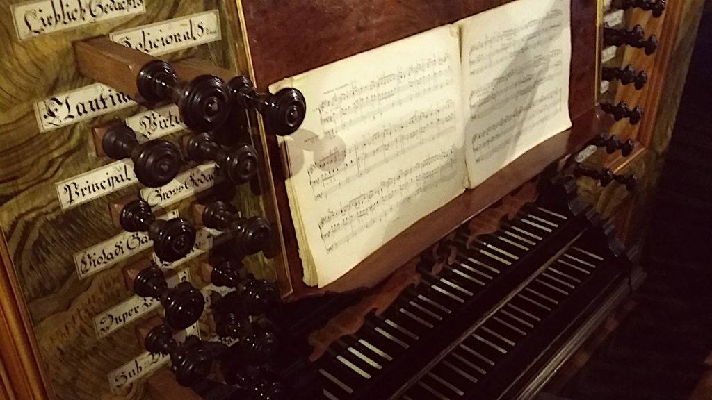 Le clavier et les tirants de l'orgue : un exemple pour comprendre le mécénat