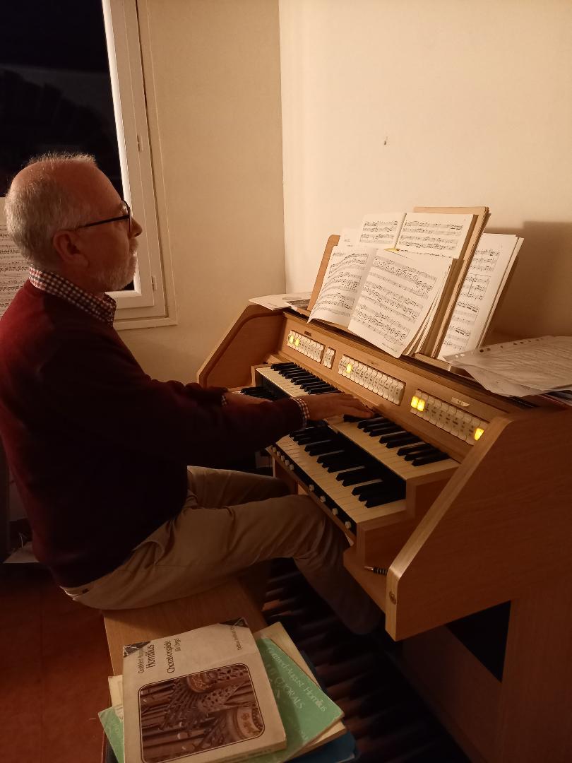 Étienne sur l'orgue de travail installé chez l'hôte de Halsou