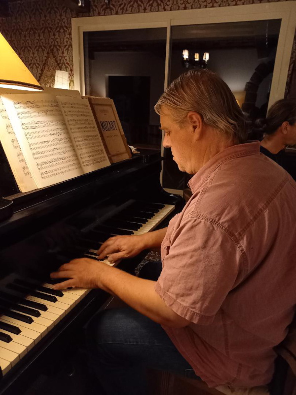 Kristian Weigscheider at the keyboard in Halsou during the evening after the measurements for the construction of the organ in Cambo were taken