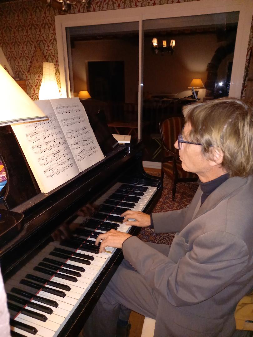 Laurent l'hôte Haltsuar chez lui au piano